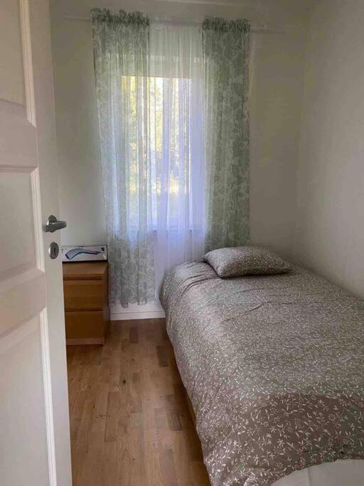 Trevlig Stuga Med Uteplats Rimbo Esterno foto